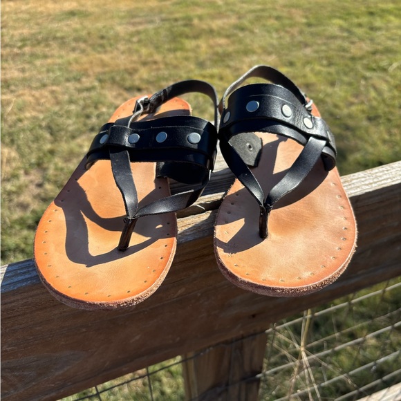 Frye Avery Stud Black Leather Thong Sandal Size 7.5 - Picture 4 of 8